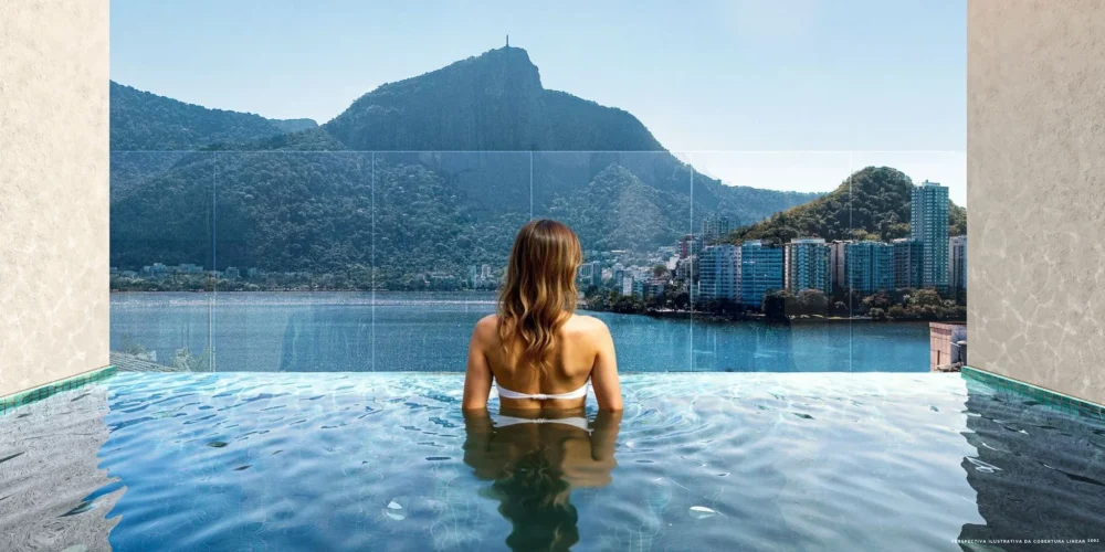 Vista da piscina no rooftop do Goa Ipanema Studios com Lagoa ao fundo