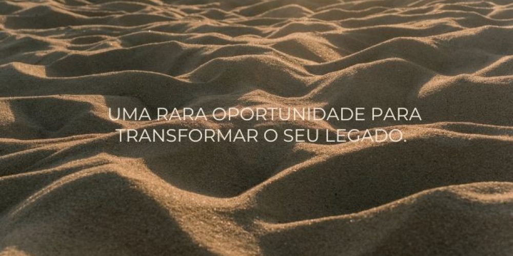 Guilhem Mozak Leblon - Textura detalhada de dunas na areia da praia ao entardecer com a frase: “Uma rara oportunidade para transformar o seu legado.