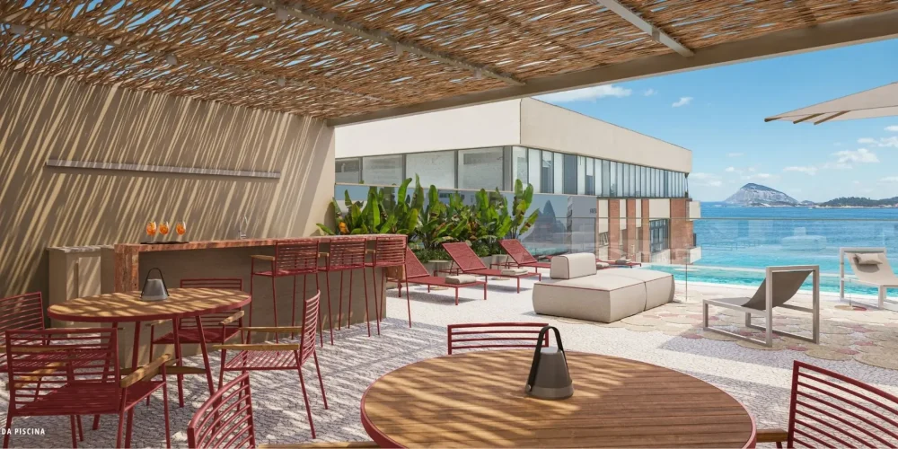 Bar da piscina do Sal Praia de Ipanema com vista para o mar e área de lazer completa.