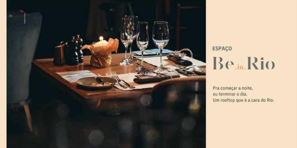 Espaço rooftop gourmet do Be In Rio, com mesa posta para jantar sofisticado em ambiente intimista.