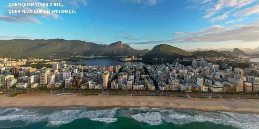 Imagem panorâmica de Ipanema com destaque para o mar e localização central do Be.in.Rio