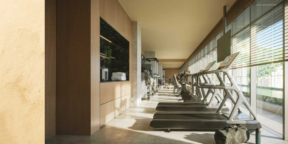 Academia completa do Céu Laranjeiras com esteiras e equipamentos modernos, iluminação natural e vista para as montanhas do Rio.