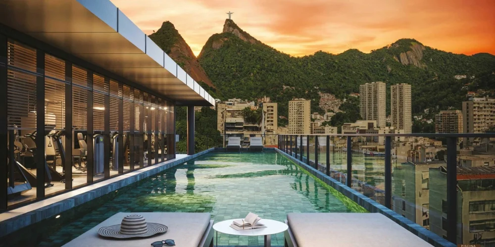 Piscina do Céu Laranjeiras com vista para o Cristo Redentor e o bairro de Laranjeiras, destacando o lazer no rooftop.