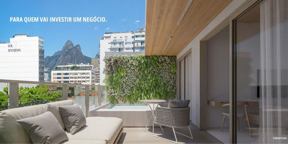 Varanda da cobertura 1003 do Sal Praia de Ipanema com vista aberta para o Morro Dois Irmãos, vegetação vertical, piscina privativa e área de estar sofisticada