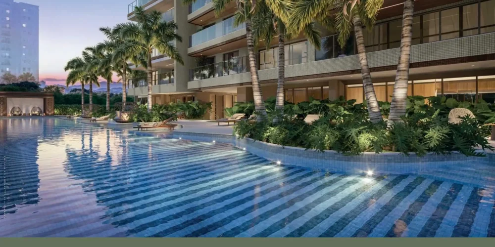 Piscina ampla com borda infinita no Gran Thai Península, cercada por paisagismo exuberante.