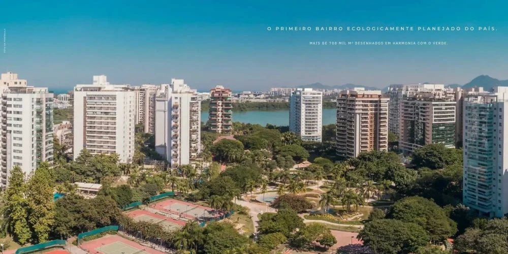 Perspectiva aérea do Gran Thai Península com vista para lagoa, prédios residenciais e área verde.