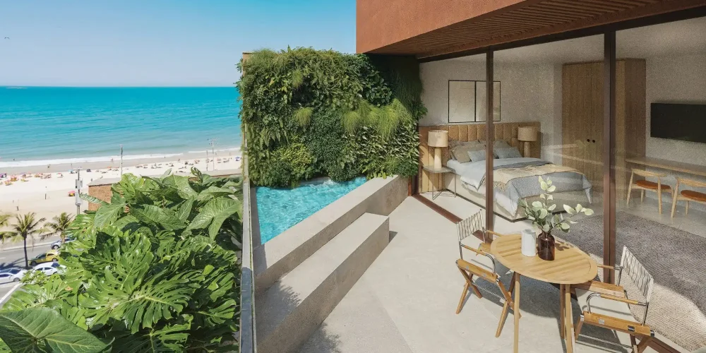 Terraço da cobertura do Mare Ipanema com piscina privativa, jardim vertical, vista frontal para a Praia de Ipanema e integração total com a suíte através de portas de vidro.