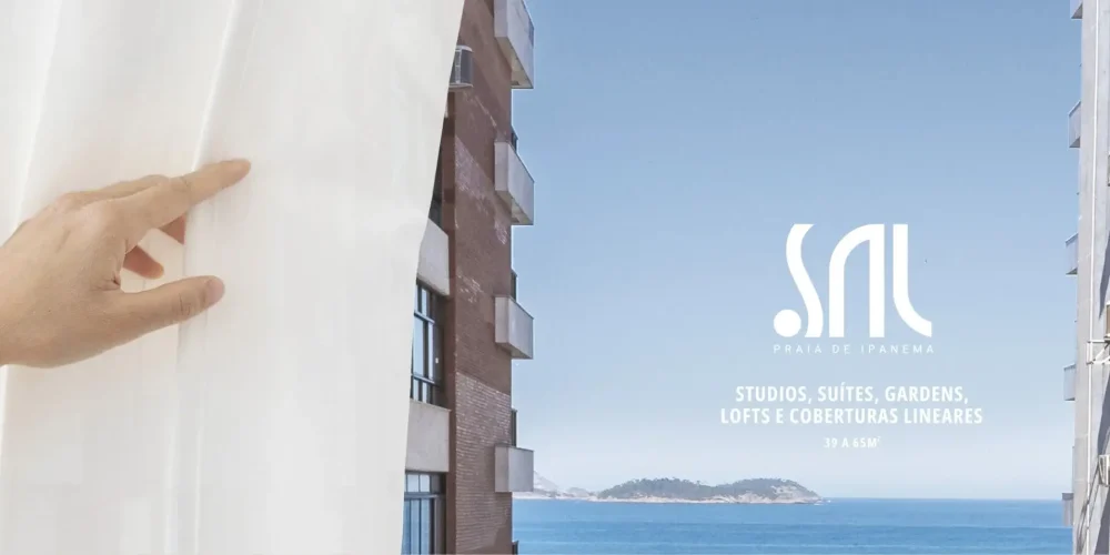 Vista para o mar entre os prédios de Ipanema com a marca SAL Praia de Ipanema ao centro.” Se quiser outra versão, mais leve ainda ou com outro alt text, é só mandar.