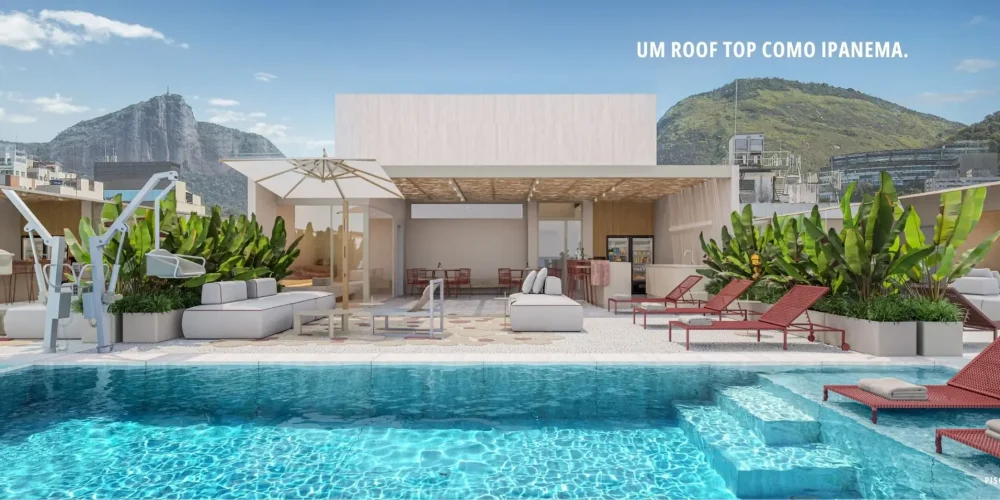 Rooftop do Sal Praia de Ipanema com piscina de borda reta, espreguiçadeiras vermelhas, lounges e muito verde, tendo as montanhas e prédios de Ipanema ao fundo.